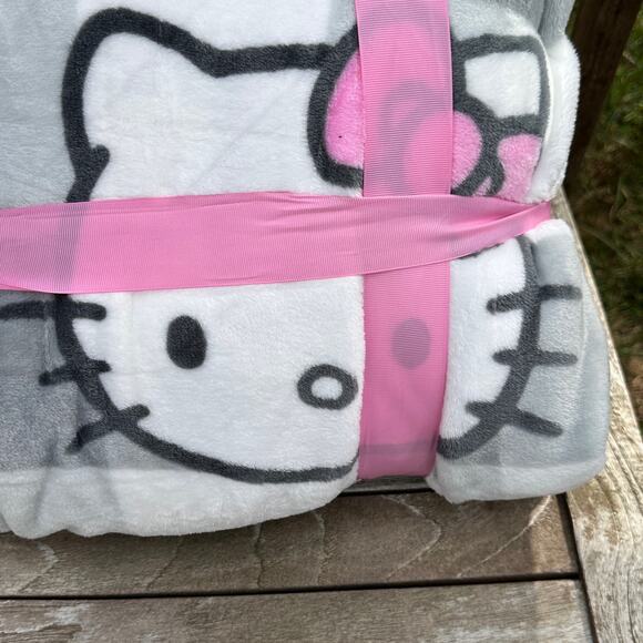 Hello Kitty Plush Blanket Queen Full 90x90 Grey Checkered Pink Bow New Sanrio - Picture 11 of 12